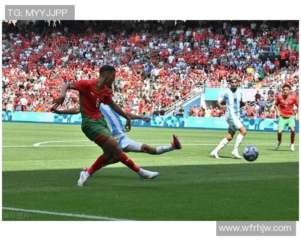 足球明星亲临赛场观战精彩瞬间与球迷互动热情四溢的现场气氛