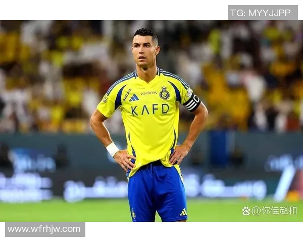 足球明星在绿茵场上挥洒汗水的瞬间与背后的桌面故事